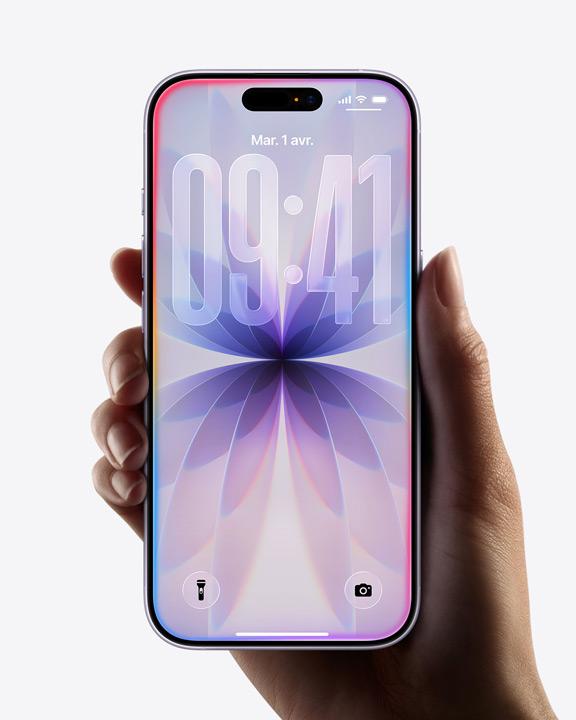 Main tenant un iPhone 17, design tout écran, écran verrouillé affichant une bordure Liquid Glass
