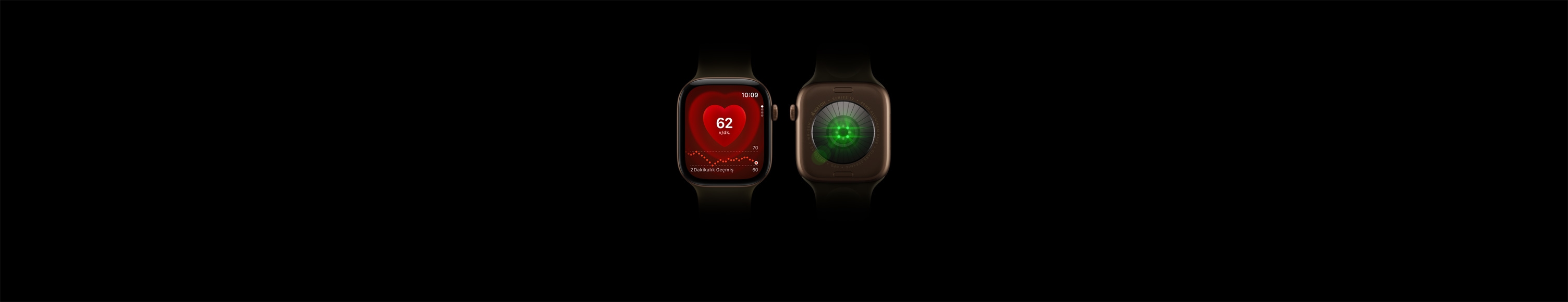 İki adet Apple Watch Series 12 aygıtı, alüminyum kasa, klasik zeytin yeşili Spor Kordon takılı koyu bronz renk, aygıtlardan birinin ekranında Kalp Atış Hızı uygulaması, diğerinde ise saatin arkasındaki parlak yeşil LED ışıklarla Sağlık Verisi Algılama Sistemi gösteriliyor