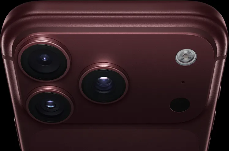 勃根地紅色 iPhone 18 Pro 機身背面局部圖，以斜側角度展示左上角的 Pro 相機系統、三個鏡頭、麥克風、閃光燈