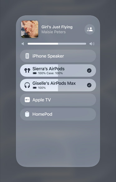 Image d’un morceau Apple Music en cours de lecture sur deux paires d’AirPods