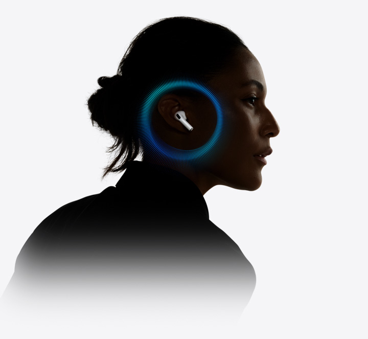Seseorang mengenakan AirPods Pro 3 dengan gelombang suara di sekitar telinganya.