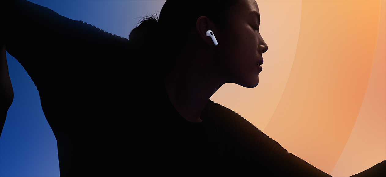 AirPods 5, blancs, portés dans l’oreille, silhouette d’une personne sur fond multicolore