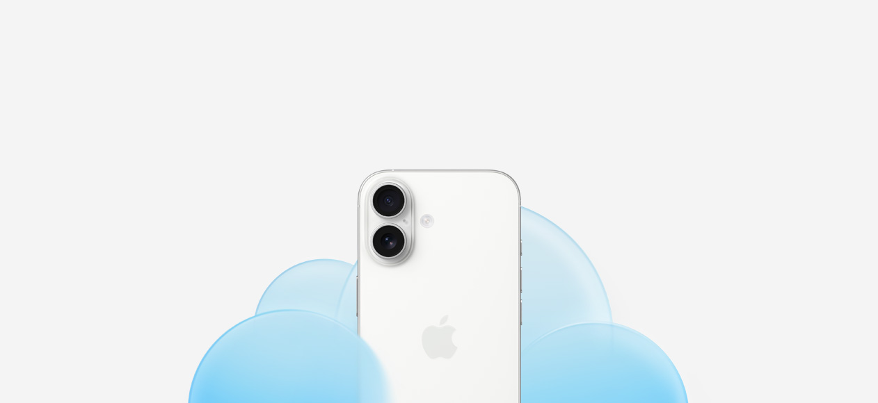 iPhone 17, face arrière, couleur blanc, deux caméras Fusion, devant un nuage bleu pâle
