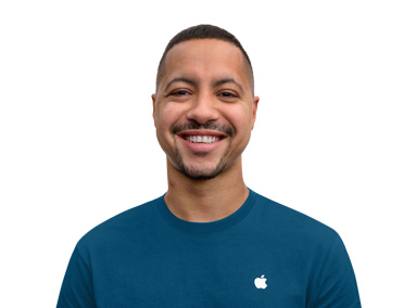 Smiling Apple Specialist with an approachable demeanour